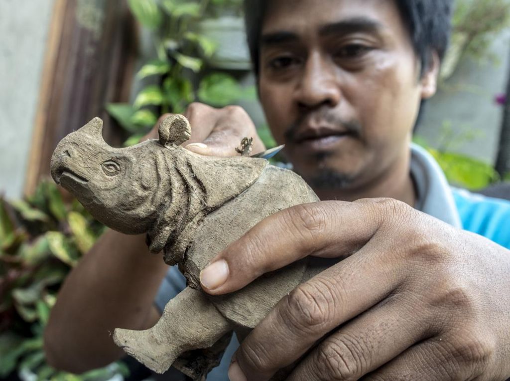 Bukan Kaleng-kaleng, Seni Ukir Badak Jawa di Pandeglang Keren Banget