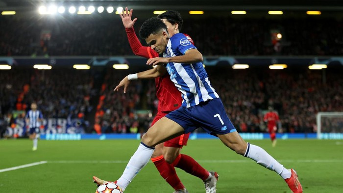 LIVERPOOL, ENGLAND - NOVEMBER 24: Luis Diaz of FC Porto battles for possession with Takumi Minamino of Liverpool during the UEFA Champions League group B match between Liverpool FC and FC Porto at Anfield on November 24, 2021 in Liverpool, England. (Photo by Clive Brunskill/Getty Images)