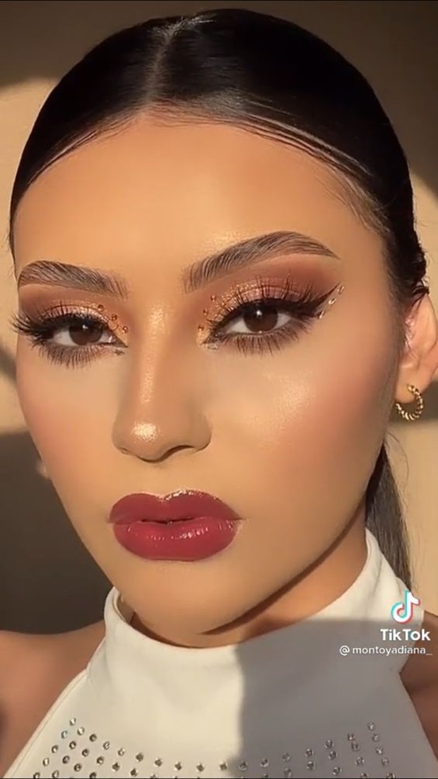 Make Up Mata dan Bibir Menentukan Warna Blush On/Foto : pinterest.com/@beatrizlachula Make Up Mata dan Bibir Menentukan Warna Blush On/Foto : pinterest.com/@beatrizlachula