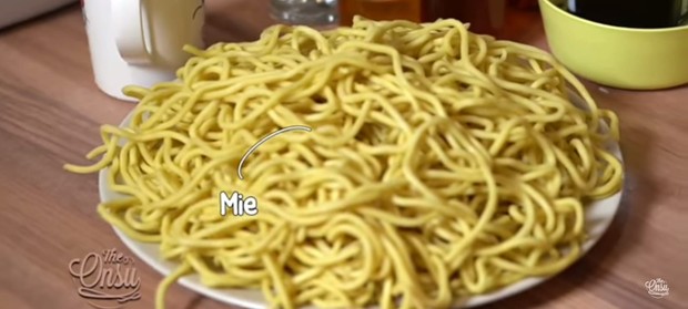 Mie Sebagai Bahan Utama Resep Mie Panjang Umur/Foto:YouTube.com/The Onsu Family Mie Sebagai Bahan Utama Resep Mie Panjang Umu