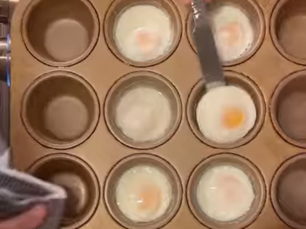 Begini Cara Bikin Poached Egg Mulus ala Hotel Buat Sarapan