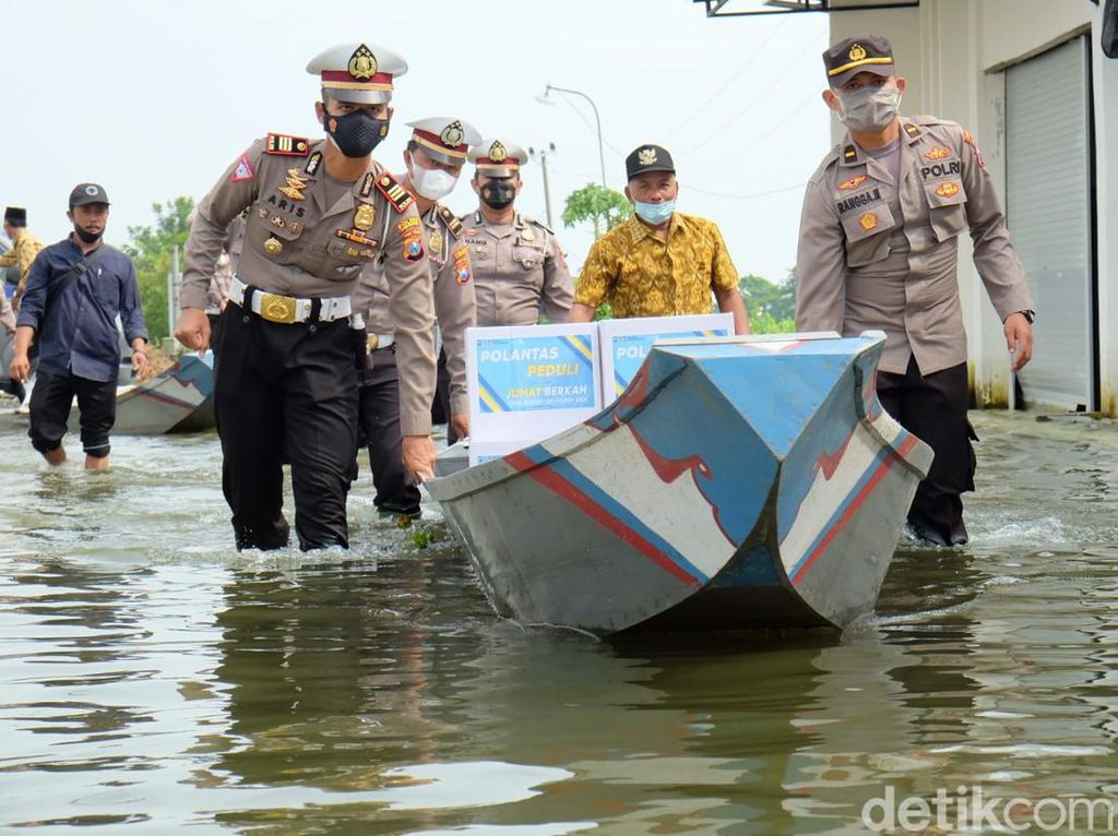 Terobos Banjir, Polisi di Lamongan Salurkan Bantuan Langsung ke Warga