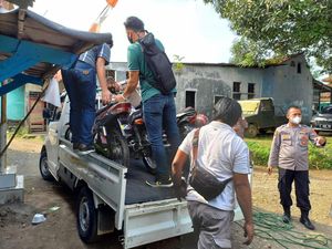 Polisi Razia Markas GMBI Bogor Usai Demo Ricuh, 15 Orang-Sajam Diamankan Polisi Razia Markas GMBI Bogor Usai Demo Ricuh, 15 Orang-Sajam Diamankan