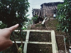 Gegara Talut Retak, Satu Rumah di Klaten Ambrol saat Hujan Deras