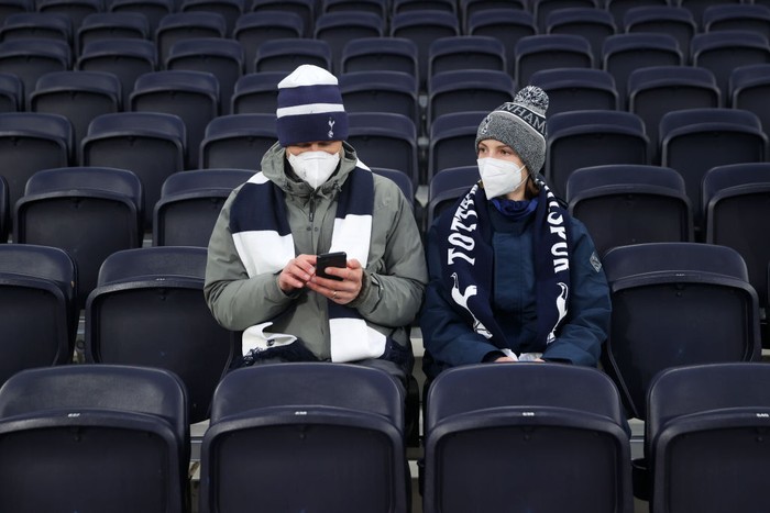 Stadion Liga Inggris LONDON, ENGLAND - DECEMBER 19: Tottenham Hotspur fans wearing face coverings take their seats prior to the Premier League match between Tottenham Hotspur and Liverpool at Tottenham Hotspur Stadium on December 19, 2021 in London, England. (Photo by Alex Pantling/Getty Images )