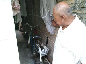 Mengunjungi Rumah Sederhana Sutrisno, Lansia Semangat Kerja Mengunjungi Rumah Sederhana Sutrisno, Lansia Semangat Kerja