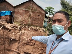 Talut Belasan Meter di Kudus Longsor, 2 Rumah Warga Terancam