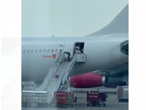 Viral Video Petugas Gelindingkan Barang Lewat Tangga Pesawat Lion Air