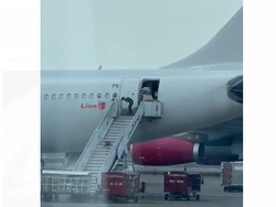 Viral Video Petugas Gelindingkan Barang Lewat Tangga Pesawat Lion Air
