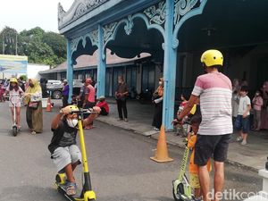 Wuss! Intip Serunya Menjelajah Keraton Solo Naik Skuter Listrik