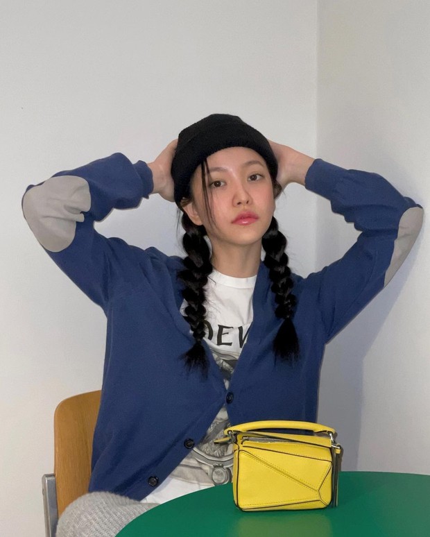 Yeri from Red Velvet menggunaan beanis dengan gaya santainya with sweater blue dan tas kuning.