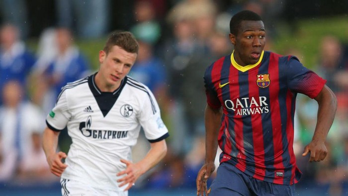 NYON, SWITZERLAND - APRIL 11: Adama Traore of FC Barcelona (R) competes for the ball with Miles Mueller of FC Schalke 04 during the UEFA Youth League Semi Final match between Schalke 04 and FC Barcelona at Colovray Stadion on April 11, 2014 in Nyon, Switzerland. (Photo by Philipp Schmidli/Getty Images)
