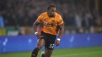 Di tahun 2019, otot-otot Adama Traore makin kentara saja dalam balutan jersey Wolves. Foto: Getty Images/Shaun Botterill