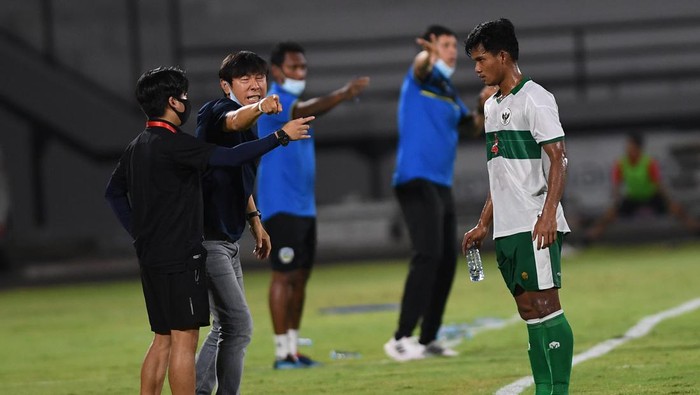 Timnas Indonesia berhasil mengalahkan Timor Leste 3-0 dalam laga uji coba. Tiga gol Garuda lahir dari Terens Puhiri, Ramai Rumakiek, dan Ricky Kambuaya.