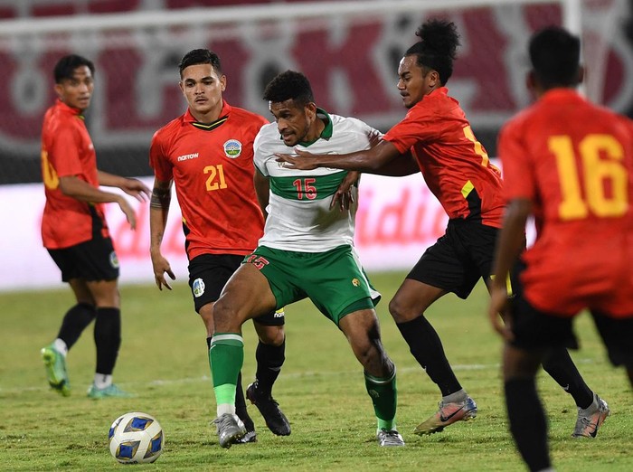 Aksi Timnas Indonesia Taklukkan Timor Leste 3-0 Timnas Indonesia berhasil mengalahkan Timor Leste 3-0 dalam laga uji coba. Tiga gol Garuda lahir dari Terens Puhiri, Ramai Rumakiek, dan Ricky Kambuaya.