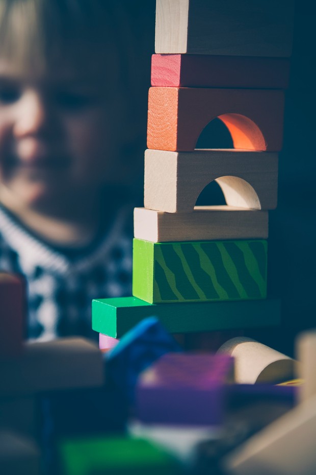 Anak kecil bermain building blocks/Foto: Pexels.com/Markus Spiske