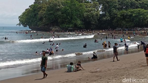 Begini Ramainya Pantai Batukaras di Pangandaran Saat Akhir Pekan