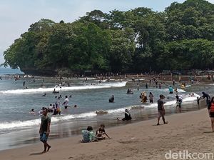 Begini Ramainya Pantai Batukaras di Pangandaran Saat Akhir Pekan