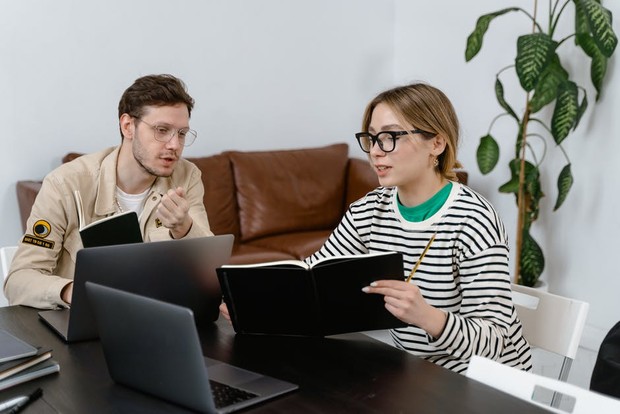 Berlatih Materi Presentasi / foto : pexels.com/MartProduction