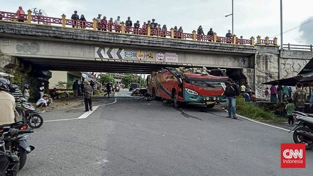 Sebuah Bus menabrak dan tersangkut di jembatan layang atau flyover di Padang Panjang,Sumbar.