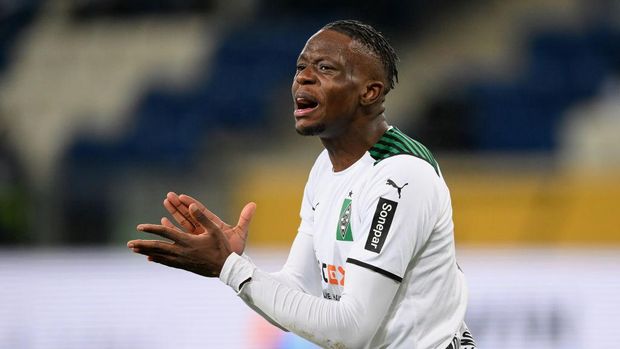 SINSHEIM, GERMANY - DECEMBER 18: Danis Zakaria of Borussia Mönchengladbach reacts during the Bundesliga match between TSG Hoffenheim and Borussia Mönchengladbach at PreZero-Arena on December 18, 2021 in Sinsheim, Germany. (Photo by Matthias Hangst/Getty Images)