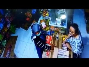 Terekam CCTV, Aksi Emak-emak Curi Rokok Sekardus di Kota Probolinggo