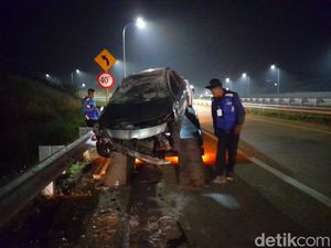 Sedan Terbalik Usai Tabrak Pembatas Jalan di Tol Cisumdawu