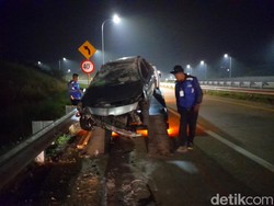 Sedan Terbalik Usai Tabrak Pembatas Jalan di Tol Cisumdawu