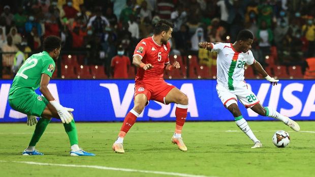 Burkina Faso's forward Dango Ouattara (R) shoots to score his team's first goal during the Africa Cup of Nations (CAN) 2021 quarter final football match between Burklina Faso and Tunisia at Stade Roumde Adjia in Garoua on January 29, 2022. (Photo by Daniel BELOUMOU OLOMO / AFP)