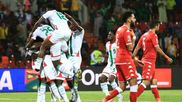 Burkina Faso's players celebrate their team's first goal during the Africa Cup of Nations (CAN) 2021 quarter final football match between Burklina Faso and Tunisia at Stade Roumde Adjia in Garoua on January 29, 2022. (Photo by Daniel BELOUMOU OLOMO / AFP)