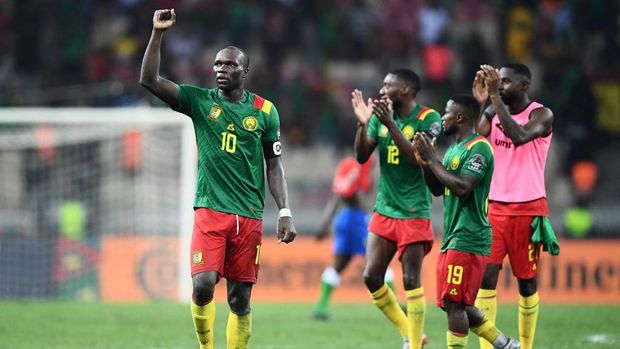 Cameroon's forward Vincent Aboubakar (L) and teammates celebrate their victory and qualification for the semis at the end of the Africa Cup of Nations (CAN) 2021 quarter final football match between Gambia and Cameroon at the Japoma Stadium in Douala on January 29, 2022. (Photo by CHARLY TRIBALLEAU / AFP)