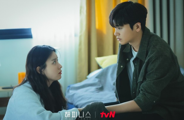 Happiness mengisahkan tentang pasangan suami istri dan seluruh penghuni apartemen yang bertahan hidup di tengah serangan virus zombie