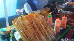 Tanah Kusir Tak Lagi Seram, Bisa Jajan Kentang Tornado hingga Dimsum di Sana!