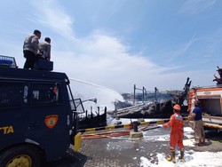 Sempat Ada Ledakan, Kebakaran Belasan Kapal Pelabuhan Tegal Padam