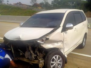 Tabrak Pembatas Jalan Tol Cisumwadu, Bagian Depan Mobil Ini Rusak