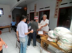 Sambut Imlek, Kelenteng Kun Antong Kuningan Beri Bantuan Warga Tak Mampu