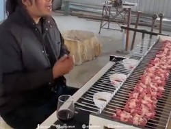 Kreatif! Pria Ini Bisa Main Piano Sambil Membakar Sate