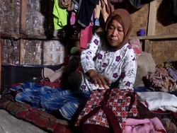 Derita Mak Odah, Anaknya Derita Tumor dan Tinggal di Rumah Bilik Bambu