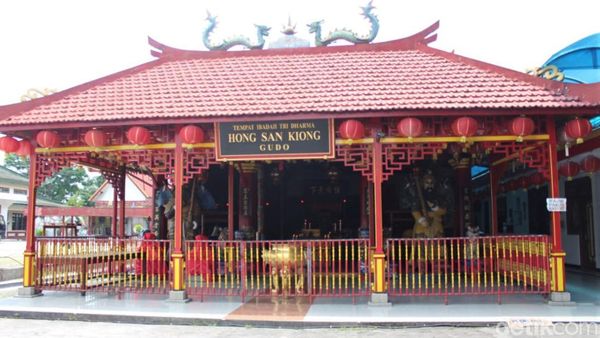 Melihat dari Dekat Kelenteng Tertua di Kota Santri