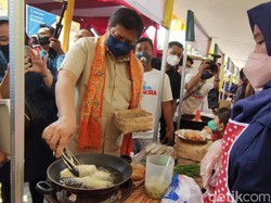 Minyak Goreng di Pasar Semarang Masih Mahal, Menko Airlangga Bilang Gini