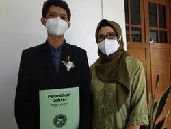Kisah Anak Sopir Tambang Batu Bara Sukses Jadi Dokter, Keren!