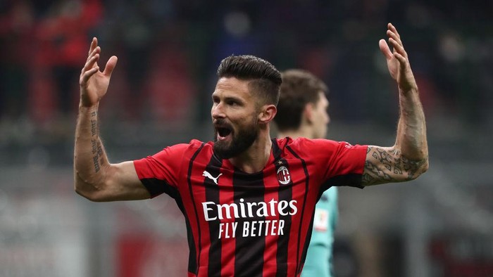 MILAN, ITALY - JANUARY 13: Olivier Giroud of AC Milan celebrates after scoring his sides opening goal during the Coppa Italia match between AC Milan and Genoa CFC at Stadio Giuseppe Meazza on January 13, 2022 in Milan, Italy. (Photo by Marco Luzzani/Getty Images)