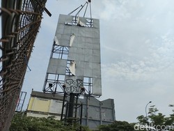 Papan Reklame di Depok Tak Terawat, Pengendara Khawatir Tertimpa Saat Hujan