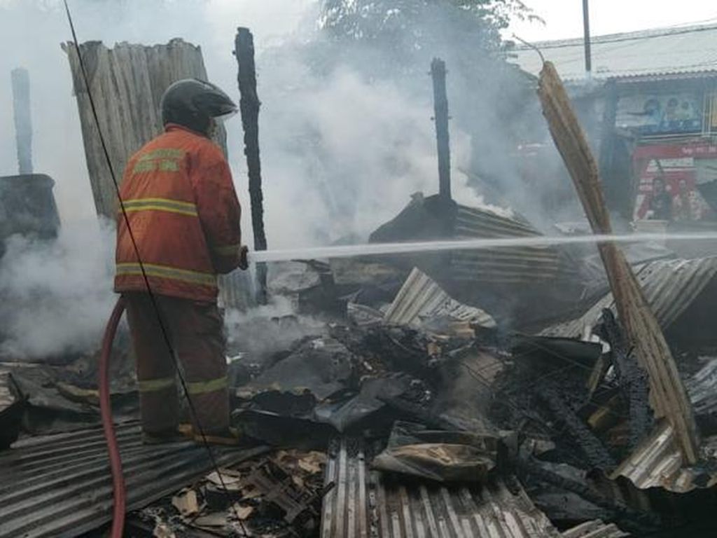 Kebakaran Pasar Sedayu Gresik, 200 Lapak Pedagang Ludes Terbakar