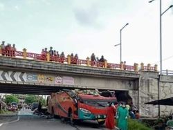 Bikin Atap Bus Raib Usai Tabrak Flyover, Sopir Diburu Polisi