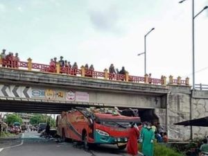 Ngeri! Bus Tabrak Flyover sampai Atap Lepas, Ini Pentingnya Rencanakan Rute Ngeri! Bus Tabrak Flyover sampai Atap Lepas, Ini Pentingnya Rencanakan Rute