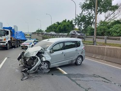 Mobil Tabrak Pembatas Jalan Tol Jakarta-Tangerang, Pengemudi Luka