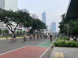 Pesepeda Ramai Melintas di Kawasan Sudirman-Thamrin Minggu Pagi