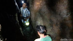 Potret Para Penjaga Terowongan Air di Lereng Gunung Slamet