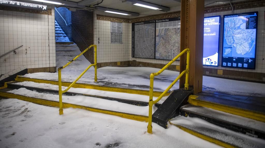 Potret Stasiun Kereta Bawah Tanah AS Memutih Gegara Badai Salju